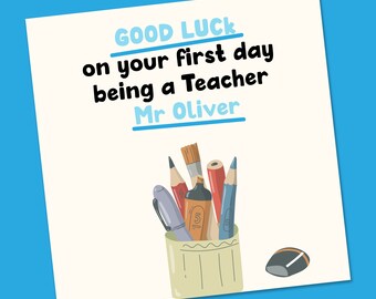 Könnte beinhalten: Eine weiße Karte mit dem Text "GOOD LUCK on your first day being a Teacher Mr Oliver" in schwarzer Schrift mit blauer Unterstreichung. Die Karte zeigt eine Zeichnung eines Stiftehalters mit Bleistiften, Stiften und einem Pinsel.