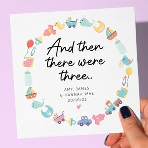 Y luego hubo tres, Tarjeta de bebé nueva personalizada, Felicitaciones, bienvenida al mundo Tarjeta de bebé, Nuevos padres, niño, niña