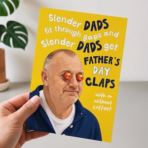 K&ouml;nnte beinhalten: Eine rechteckige Gru&szlig;karte mit gelbem Hintergrund und einer Illustration eines Mannes mit orangefarbenen Kaffeekapseln &uuml;ber den Augen. Der Text lautet: Slender DADS fit through gaps and Slender DADS get FATHER'S DAY CLAPS with or without coffee?