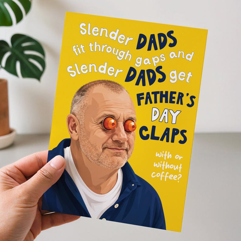 K&ouml;nnte beinhalten: Eine rechteckige Gru&szlig;karte mit gelbem Hintergrund und einer Illustration eines Mannes mit orangefarbenen Kaffeekapseln &uuml;ber den Augen. Der Text lautet: Slender DADS fit through gaps and Slender DADS get FATHER'S DAY CLAPS with or without coffee?