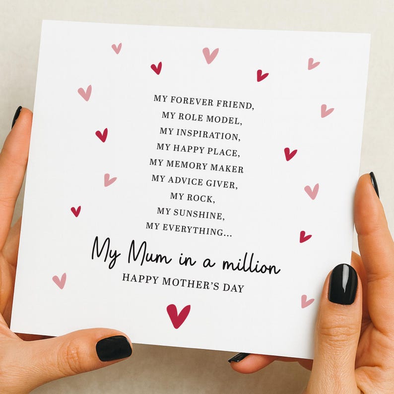 以下が含まれることがあります： ピンクと赤のハートのイラストが描かれた白い母の日カード。「My Mum in a million」と「Happy Mother's Day」の文字が書かれています。カードには「My forever friend」や「My sunshine」などのフレーズも含まれています。