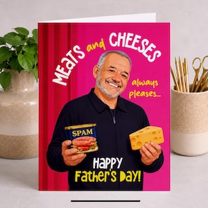 Puede incluir: Tarjeta del Día del Padre con un hombre sonriente sosteniendo una lata de Spam y un trozo de queso. El texto "MEATS and CHEESES always pleases... HAPPY Father's Day!" está sobre un fondo rosa.