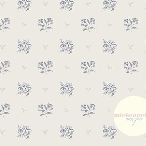 Könnte beinhalten: Ein nahtloses Muster mit einem sich wiederholenden Design aus kleinen blauen Blütenstielen auf einem hellbeigen Hintergrund. Das Muster enthält ein kreisförmiges Logo mit dem Text "miekenpetra designs" in hellrosa Schrift.