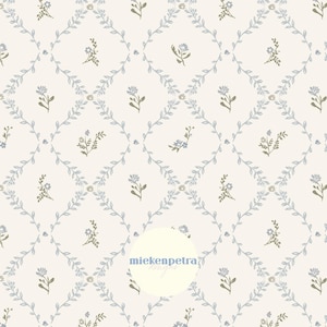 Op de afbeelding: Een herhalend patroon met een crèmekleurige achtergrond met een trellisontwerp van lichtblauwe wijnranken en kleine bloemen. De bloemen zijn in tinten blauw en olijfgroen. De tekst "miek en petra designs" staat in een witte cirkel.