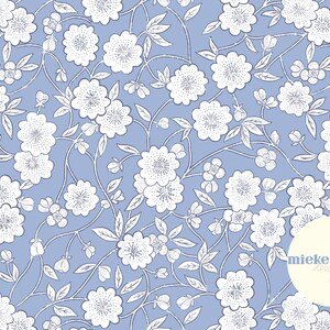 Puede incluir: Un patrón sin costuras con flores y hojas blancas sobre un fondo azul claro. El patrón se repite en toda la imagen. El texto "miekenpetra design" está en un círculo en la esquina inferior derecha de la imagen.