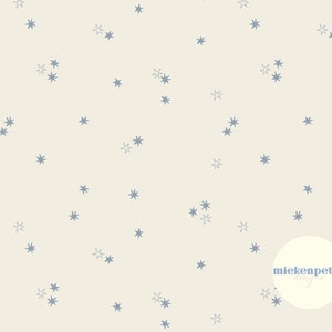 Può includere: Uno sfondo color crema con un motivo di piccole stelle blu. Alcune stelle sono piene, mentre altre hanno un contorno bianco. Il design è semplice ed elegante, con un motivo sottile e ripetitivo. Il testo "miek en petra designs" è in un cerchio bianco.