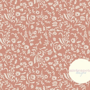 Könnte beinhalten: Ein nahtloses Muster mit einem zarten weißen Blumendesign auf einem staubigen rosafarbenen Hintergrund. Das Muster erinnert an Vintage-Tapeten oder -Stoffe.