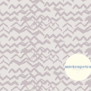 Könnte beinhalten: Ein nahtloses Muster aus hellvioletten Pinselstrichen in Chevron-Form auf hellgrauem Hintergrund. Das Muster wiederholt sich über das gesamte Bild. Ein weißer Kreis mit dem Text "miekenpetra designs" in Blau befindet sich in der unteren rechten Ecke des Bildes.