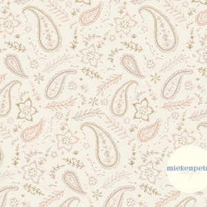 Könnte beinhalten: Ein nahtloses Muster mit einem Paisley-Design in Rosa- und Goldtönen. Das Muster enthält Paisley-Formen, florale Motive und zarte Blätter auf cremefarbenem Hintergrund. Der Text "mickenpetra designs" erscheint in der unteren rechten Ecke.