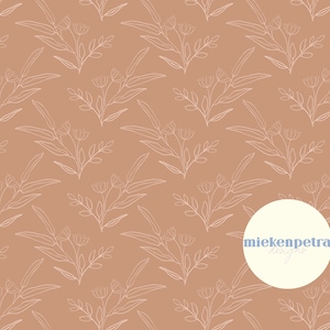Può includere: Uno schema senza cuciture con delicati disegni a linee bianche di fiori e foglie stilizzati su uno sfondo marrone chiaro. Lo schema si ripete su tutta l'immagine. Un cerchio bianco con il testo "miekenpetra design" in testo blu si trova nell'angolo in basso a destra dell'immagine.