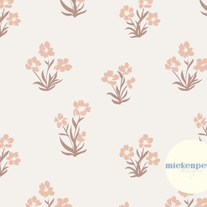 Könnte beinhalten: Ein nahtloses Muster mit einem sich wiederholenden Design aus hellrosa Blüten mit braunen Stielen und Blättern auf hellgrauem Hintergrund. Das Muster ist subtil und zart, perfekt für eine Vielzahl von Designprojekten. Der Text "miekenpetra design" ist im unteren rechten Eck des Bildes sichtbar.