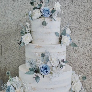 Decorazione per torta con rose artificiali bianche e blu, eucalipto e cardo - Decorazione per torta fai da te - Decorazione floreale per torta - Decorazione rosa
