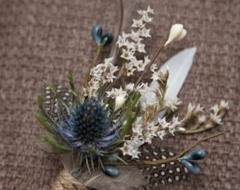 Artificiale Blu Cardo Fiore Bianco Piuma Boutonnière- Matrimonio Boutonnière