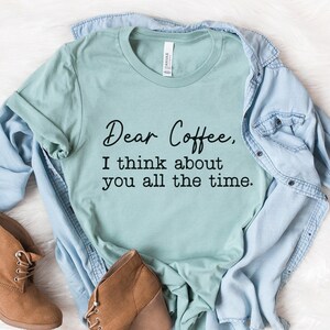 Camisetas gráficas femininas/Querido café eu penso em você o tempo todo Camiseta/Amante de café/Presente de café/Camisa feminina/Roupas femininas