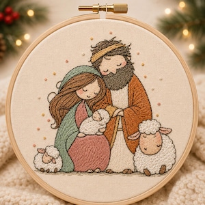 Op de afbeelding: Een ronde borduurring met een stoffen paneel waarop een geborduurde kerststalscène is afgebeeld. Het ontwerp toont een centrale figuur met een bruine baard, een figuur met lang bruin haar in een groene mantel en een ingebakerde baby, geflankeerd door twee witte schapen.