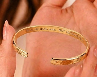 This Too Shall Pass MAAR FUCKING HELL armband, manchetarmband met verborgen bericht, sarcastisch cadeau, gehamerde manchetarmband, cadeau voor werk Bestie