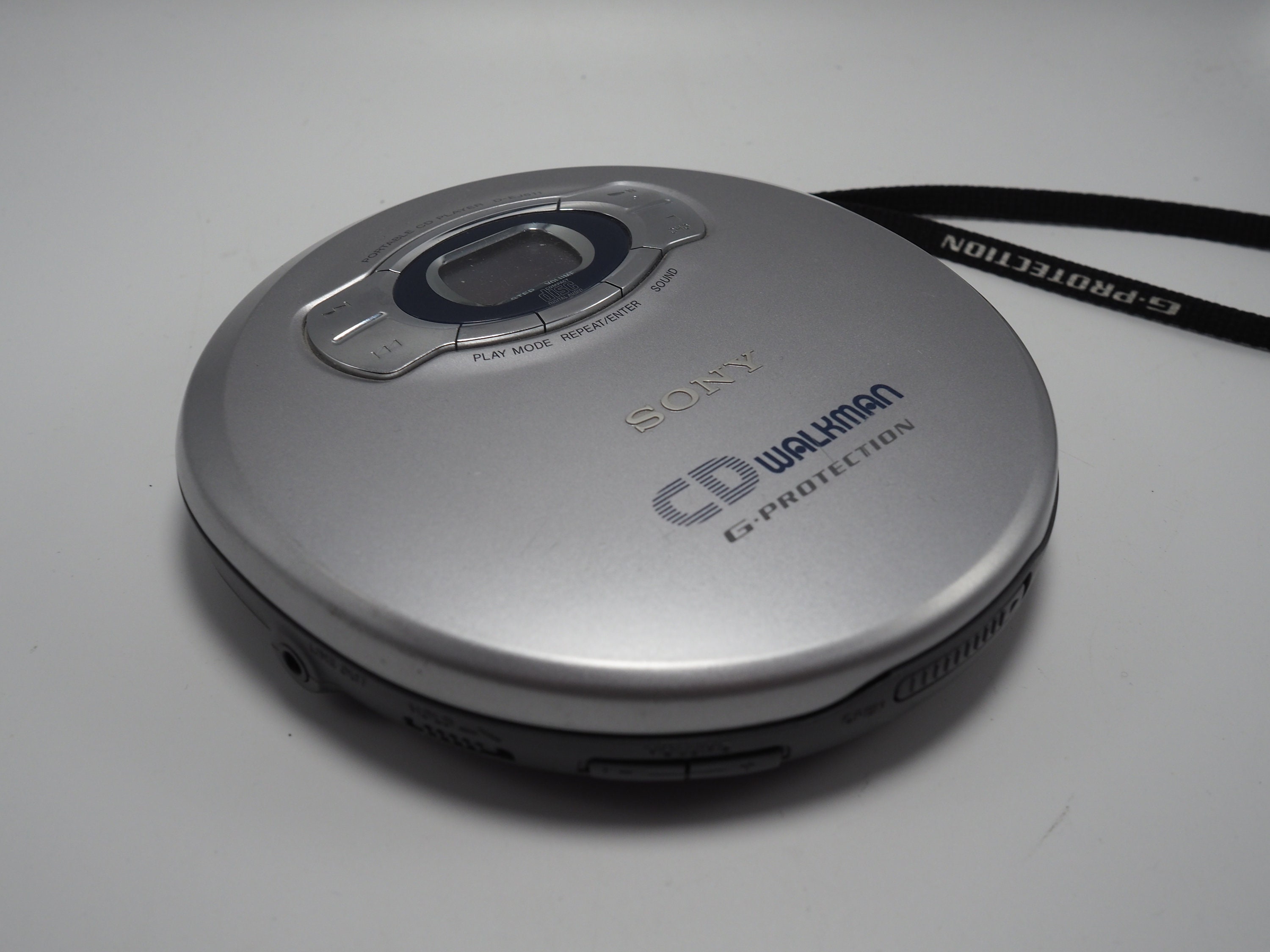 Sony CD Walkman - Portable Compac Disk Player - Silver (D-EJ611/S