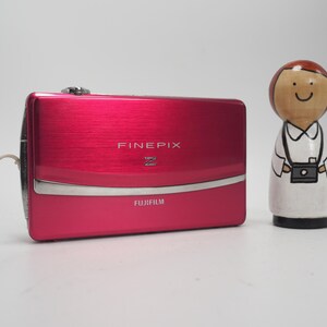 Cámara digital Fujifilm FinePix Z90 Y2K con pantalla táctil en color rosa intenso y tarjeta SD