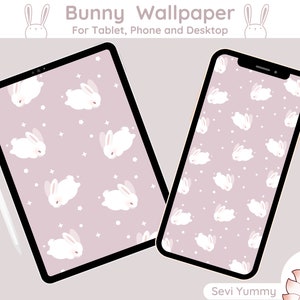 Puede incluir: Una ilustración digital de un fondo rosa con conejos blancos y estrellas blancas. La imagen se muestra en la pantalla de una tableta y un teléfono. El texto "Bunny Wallpaper" y "For Tablet, Phone and Desktop" se muestra en la parte superior de la imagen.
