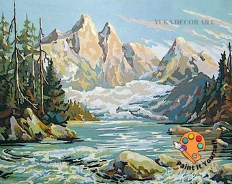 Peut inclure: Une scène de paysage à peindre soi-même représentant une chaîne de montagnes avec des sommets enneigés, un lac et des arbres environnants. L'œuvre d'art présente une palette de bleus, de verts et de bruns. Le texte "YUKA DECOR ART" et "Paint It Yourself" sont visibles.