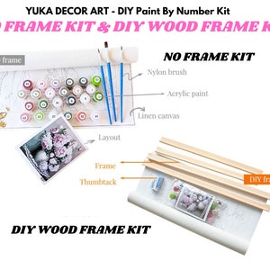 Peut inclure: Kit de peinture par num&eacute;ros DIY, avec le texte "YUKA DECOR ART". L'image pr&eacute;sente un "NO FRAME KIT" avec des pots de peinture, des pinceaux et une toile. Un "DIY WOOD FRAME KIT" est &eacute;galement montr&eacute;, avec des &eacute;l&eacute;ments de cadre en bois et une impression sur toile.