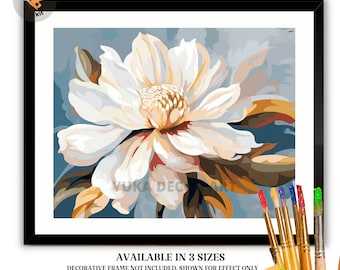 Puede incluir: Kit de pintura por números con una flor blanca con un centro amarillo y hojas verdes. El kit incluye pinceles y pinturas. "Do It Yourself Paint By Number Kit" y "Disponible en 3 tamaños" están escritos en la imagen. Marco decorativo no incluido.