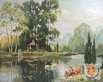 Könnte beinhalten: Ein Gemälde, das eine ruhige Landschaft mit einem See, Bäumen und einem Pavillon zeigt. Der See spiegelt den Himmel und die Bäume wider. Zwei weiße Schwäne schwimmen im See. Das Gemälde hat einen Vintage-Charakter.