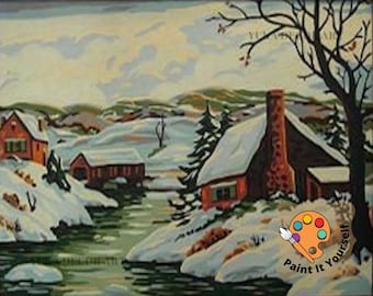 Peut inclure: Peinture de paysage hivernal avec des maisons et des collines enneigées se reflétant dans une rivière. Les maisons sont peintes dans des tons de rouge et de brun, avec des toits enneigés. Le ciel est jaune pâle, créant une atmosphère sereine.