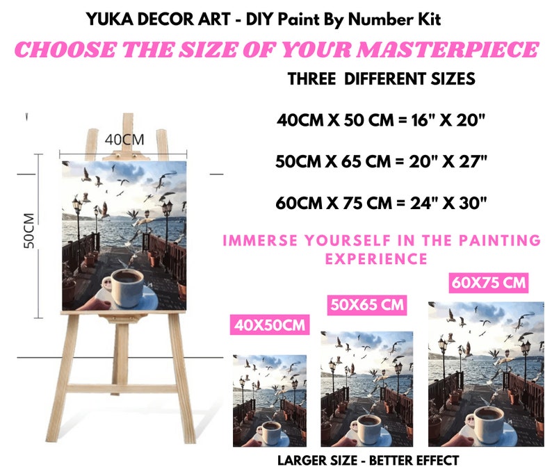 Peut inclure: Kit de peinture par num&eacute;ros avec une sc&egrave;ne c&ocirc;ti&egrave;re, un caf&eacute; sur une jet&eacute;e et des mouettes. Disponible en trois tailles : 40x50cm, 50x65cm et 60x75cm. Le texte indique : "Choisissez la taille de votre chef-d'&oelig;uvre."