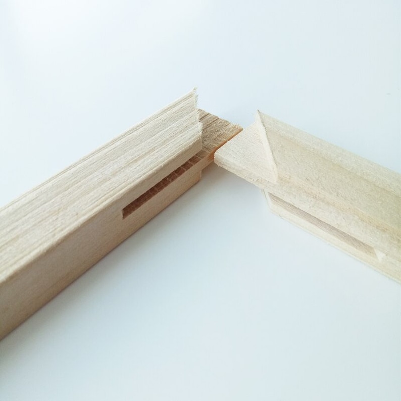 Peut inclure: Gros plan sur un cadre en bois pour une toile de peinture. Le cadre est en bois naturel et a un aspect simple et brut. Le cadre est assembl&eacute; par un joint &agrave; rainure et languette.