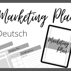 Könnte beinhalten: Ein Schwarzweißbild eines Tablet-Computers, auf dem eine Marketingplan-Vorlage angezeigt wird. Das Tablet liegt auf einer weißen Oberfläche mit drei grauen Blättern Papier mit Überschriften für "Newsletter", "Marketingplan" und "Produktinführung". Der Text "Marketing Plan Deutsch" befindet sich oben im Bild.
