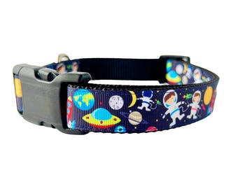 Ruimtehalsband met sterren, manen, astronauten, ruimteschepen, buitenaardse wezens en planeten / Grappige blauwe halsband / Verstelbare en wasbare halsband voor huisdieren