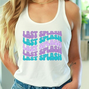 K&ouml;nnte beinhalten: Ein wei&szlig;es Tanktop mit dem Spruch "Last Splash", der f&uuml;nfmal in einer Retro-Schriftart mit Blasenform wiederholt wird. Der Text ist in den Farben Lila, Rosa und Blau gehalten.