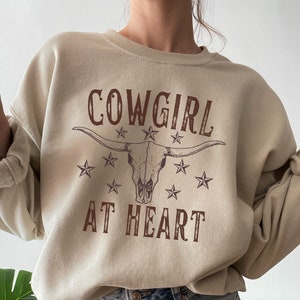 Cowgirl Sweatshirt Western Sweatshirt for Women Western Graphic Sweatshirts Country Girl Sweatshirt Retro Western Crewneck Western graphic