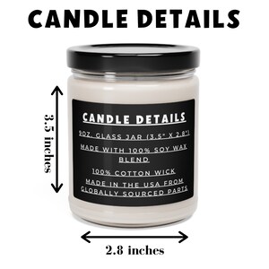 K&ouml;nnte beinhalten: Eine Kerze in einem Glas mit schwarzem Deckel. Das Etikett lautet "CANDLE DETAILS" und enth&auml;lt Details &uuml;ber die Sojawachsmischung, den Baumwolldocht und die Abmessungen von 8,9 cm hoch und 7,1 cm breit.