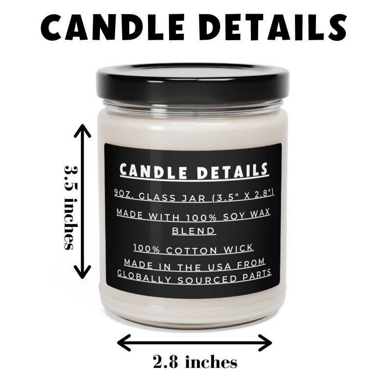K&ouml;nnte beinhalten: Eine Kerze in einem Glas mit schwarzem Deckel. Das Etikett lautet "CANDLE DETAILS" und enth&auml;lt Details &uuml;ber die Sojawachsmischung, den Baumwolldocht und die Abmessungen von 8,9 cm hoch und 7,1 cm breit.