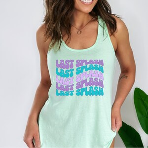 K&ouml;nnte beinhalten: Ein hellgr&uuml;nes Tanktop mit dem Spruch "Last Splash", der f&uuml;nfmal in einer Retro-Schriftart in bunten Farben wiederholt wird. Der Text ist in Violett- und Blaut&ouml;nen gehalten.