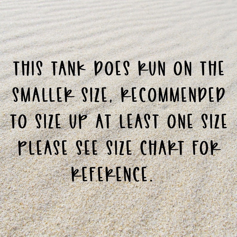 K&ouml;nnte beinhalten: Text auf sandigem Hintergrund, der lautet: "THIS TANK DOES RUN ON THE SMALLER SIZE, RECOMMENDED TO SIZE UP AT LEAST ONE SIZE PLEASE SEE SIZE CHART FOR REFERENCE."
