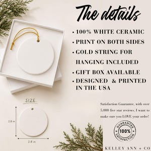 Peut inclure: Une d&eacute;coration ronde en c&eacute;ramique blanche avec un cordon dor&eacute;, pr&eacute;sent&eacute;e dans une bo&icirc;te blanche. Les d&eacute;tails indiquent 100% c&eacute;ramique blanche, impression recto-verso et cordon inclus. Un sch&eacute;ma montre que l'objet mesure 7,11 cm sur 7,11 cm.
