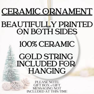 K&ouml;nnte beinhalten: Wei&szlig;er Keramik-Anh&auml;nger mit schwarzem Text, der "Ceramic Ornament", "Beautifully Printed on Both Sides", "100% Ceramic", "Gold String Included for Hanging" und "Please Note: Gift Box + Gift Messaging Not Included at This Time" lautet.