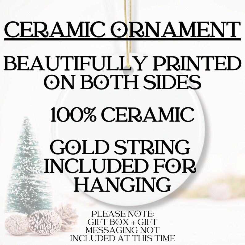 K&ouml;nnte beinhalten: Wei&szlig;er Keramik-Anh&auml;nger mit schwarzem Text, der "Ceramic Ornament", "Beautifully Printed on Both Sides", "100% Ceramic", "Gold String Included for Hanging" und "Please Note: Gift Box + Gift Messaging Not Included at This Time" lautet.