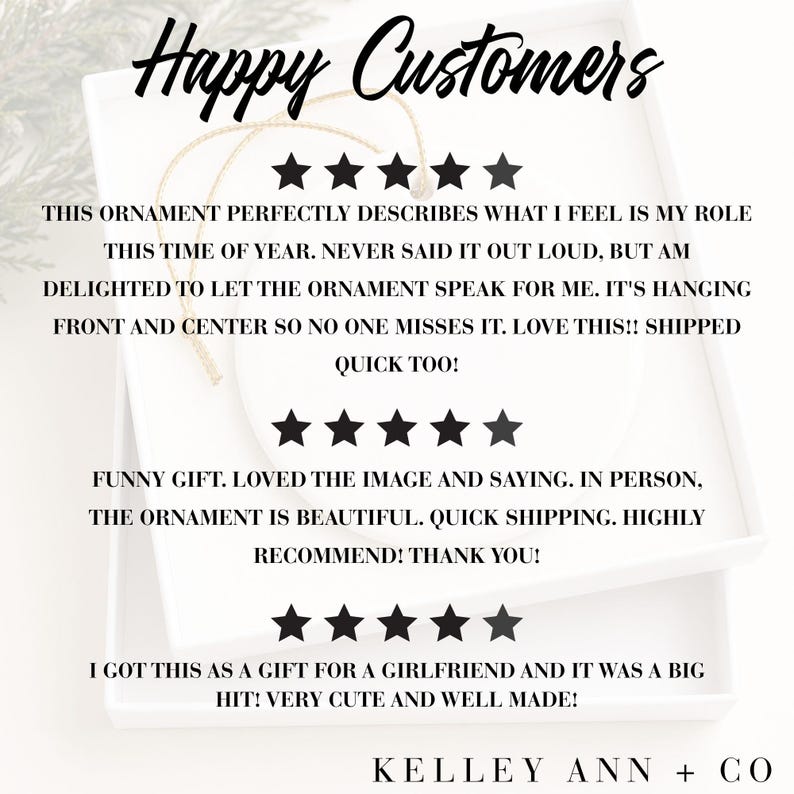Peut inclure: Un ornement circulaire blanc en c&eacute;ramique avec une ficelle dor&eacute;e, pr&eacute;sent&eacute; dans une bo&icirc;te cadeau blanche. L'image affiche trois avis clients cinq &eacute;toiles avec du texte louant l'ornement, et la marque KELLEY ANN + CO en bas.