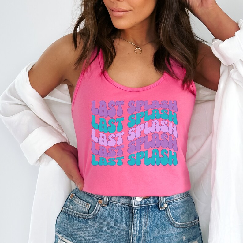 K&ouml;nnte beinhalten: Ein pinkfarbenes Tanktop mit dem Text "LAST SPLASH", der f&uuml;nfmal in einer Retro-Wellenschrift wiederholt wird. Der Text ist in Schattierungen von Lila, Blau und T&uuml;rkis.