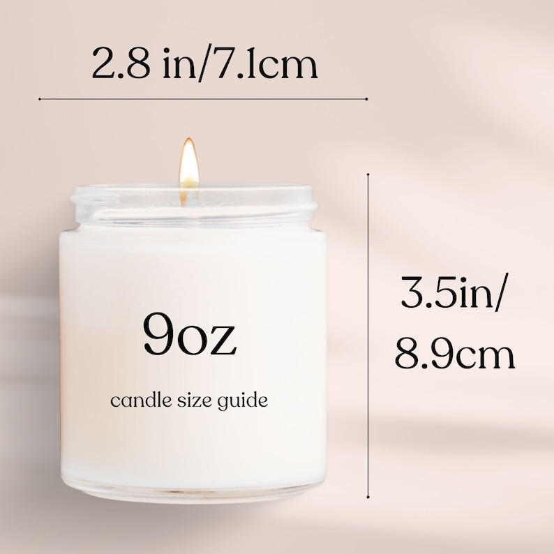 Puede incluir: Una vela blanca en un tarro de vidrio transparente con una etiqueta negra que dice "9oz candle size guide". La vela est&aacute; encendida y el tarro mide 8,9 cm de alto y 7,1 cm de ancho.