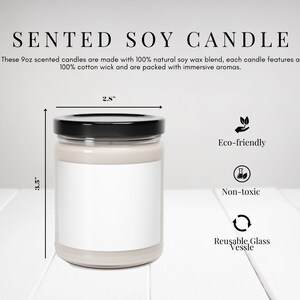 K&ouml;nnte beinhalten: Eine Duftkerze aus Soja in einem transparenten Glas mit schwarzem Deckel. Die Kerze ist 8,9 cm hoch und 7,1 cm breit. Das Etikett lautet "Scented Soy Candle". Die Kerze ist umweltfreundlich, ungiftig und hat ein wiederverwendbares Glasgef&auml;&szlig;.