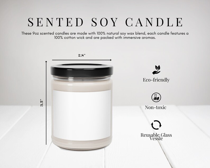 K&ouml;nnte beinhalten: Eine Duftkerze aus Soja in einem transparenten Glas mit schwarzem Deckel. Die Kerze ist 8,9 cm hoch und 7,1 cm breit. Das Etikett lautet "Scented Soy Candle". Die Kerze ist umweltfreundlich, ungiftig und hat ein wiederverwendbares Glasgef&auml;&szlig;.
