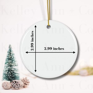 K&ouml;nnte beinhalten: Wei&szlig;er Keramik-Anh&auml;nger mit einem Durchmesser von 7,6 cm. Der Anh&auml;nger ist leer und kann personalisiert werden.