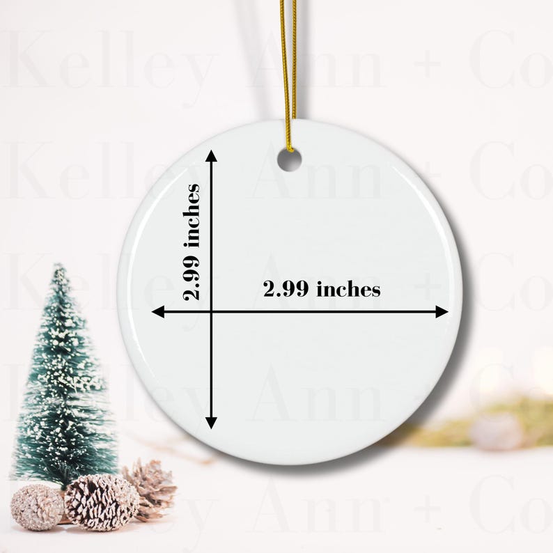 K&ouml;nnte beinhalten: Wei&szlig;er Keramik-Anh&auml;nger mit einem Durchmesser von 7,6 cm. Der Anh&auml;nger ist leer und kann personalisiert werden.