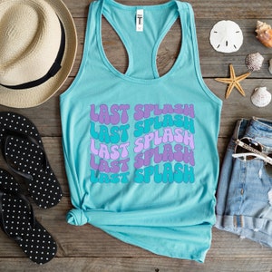 K&ouml;nnte beinhalten: Ein t&uuml;rkisfarbenes Tanktop mit dem Spruch "Last Splash", der f&uuml;nfmal in einer Retro-Schrift wiederholt wird. Der Text ist in Violett- und Blaut&ouml;nen gehalten.