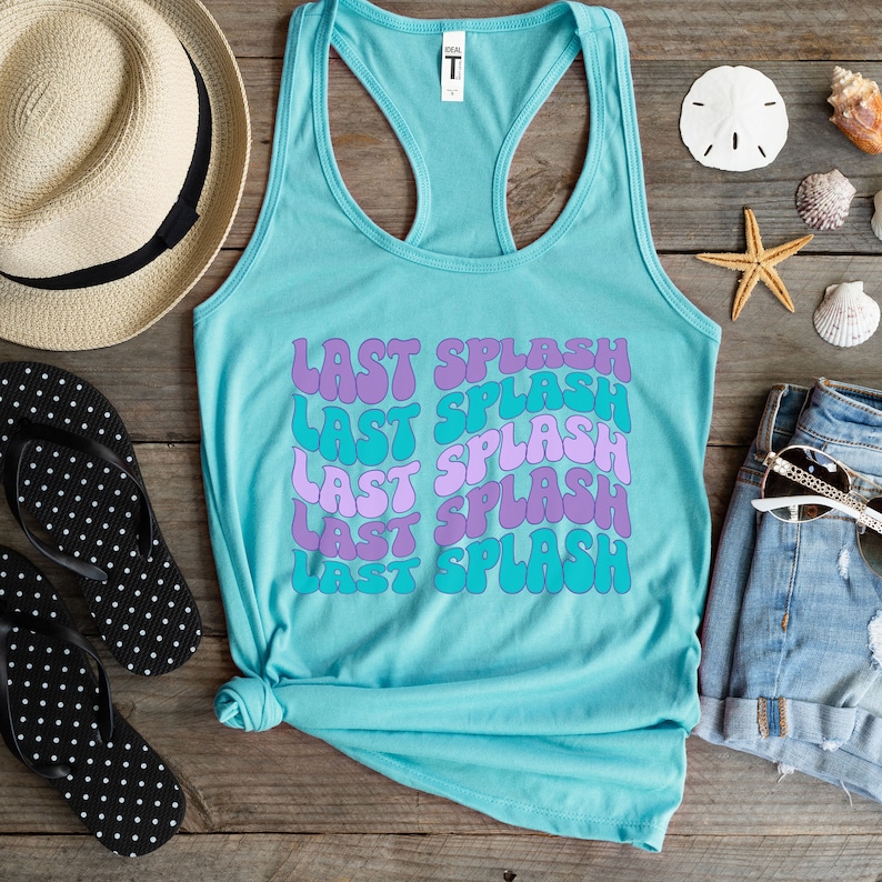 K&ouml;nnte beinhalten: Ein t&uuml;rkisfarbenes Tanktop mit dem Spruch "Last Splash", der f&uuml;nfmal in einer Retro-Schrift wiederholt wird. Der Text ist in Violett- und Blaut&ouml;nen gehalten.
